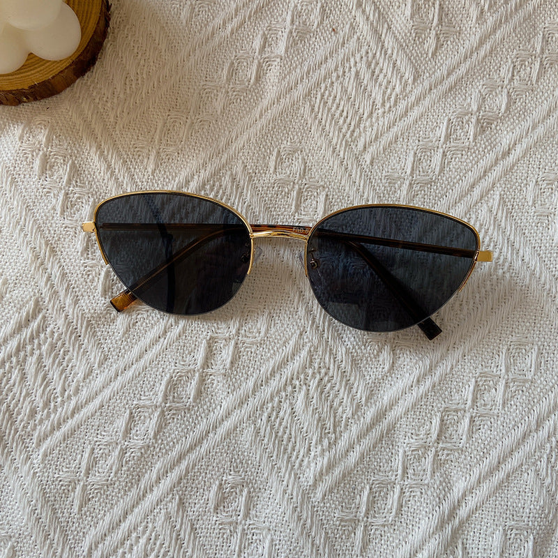 Fashionable Cat-Eye Sunglasses with Fine Metal Frame Bowlift