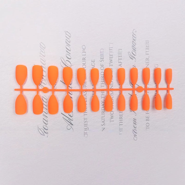 Stiletto Press-On Nail Set Bowlift