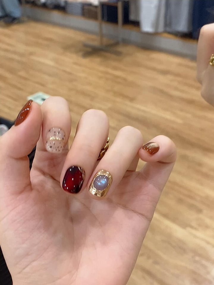 Glamorous artificial nails with elegant designs Bowlift