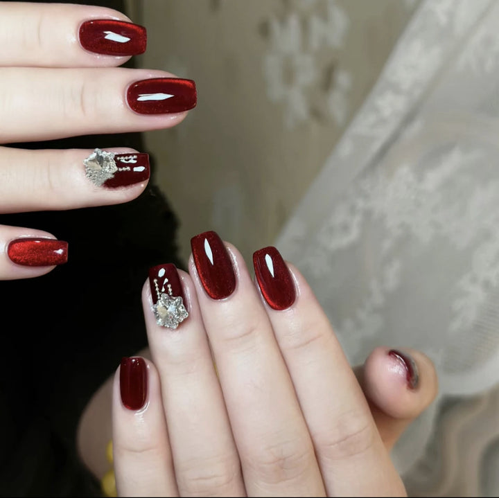 Artificial nail set with sparkling accents and glamorous design Bowlift