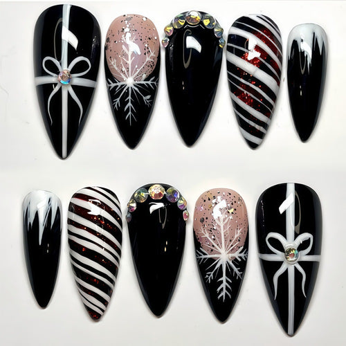 Artificial nails with festive Christmas designs Bowlift
