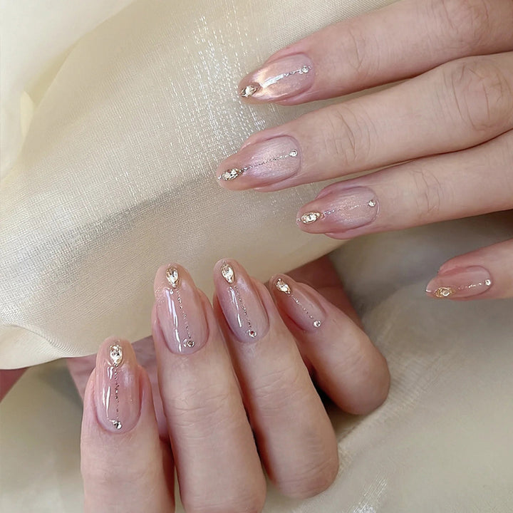 Elegant Press-On Nail Tips with Gold Accents Bowlift