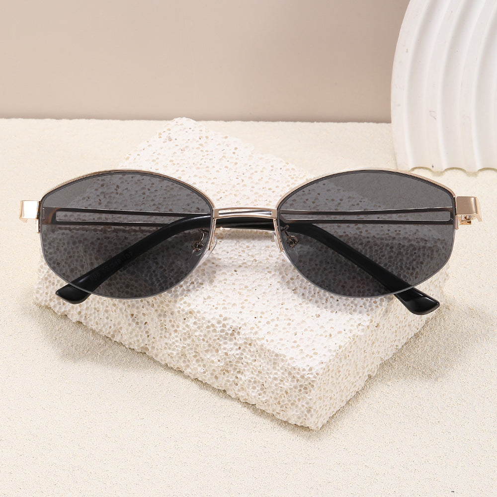 Fashionable glasses with elegant, oval shape Bowlift