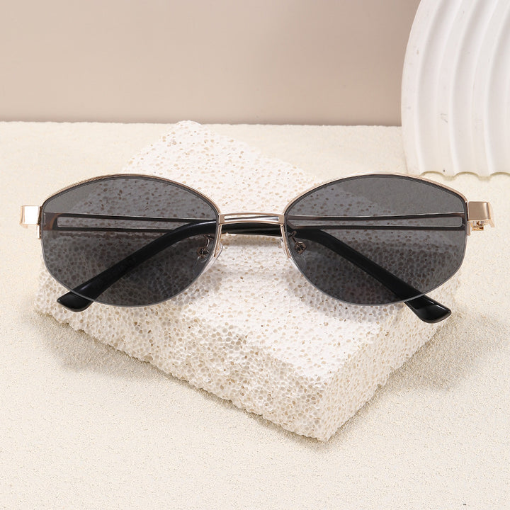 Fashionable glasses with elegant, oval shape Bowlift