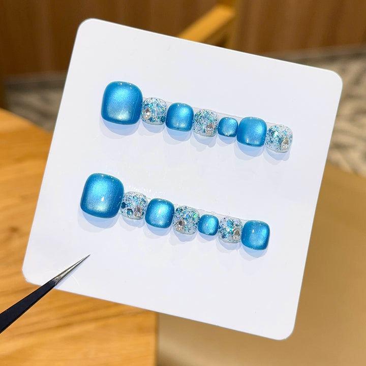 Sparkling artificial nails with glamorous design Bowlift