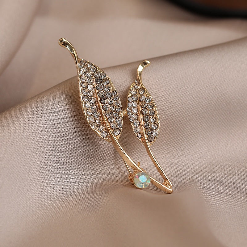 Elegant brooch with leaf shape and crystals Bowlift
