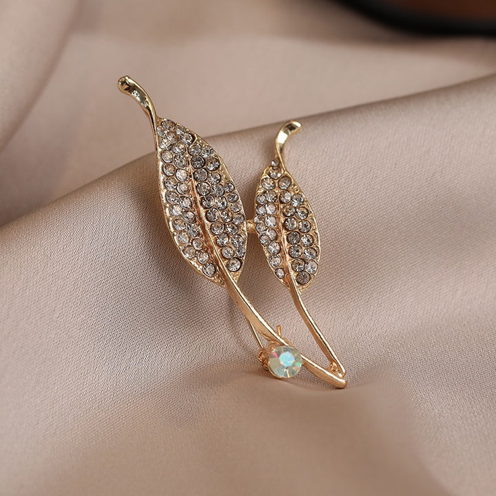 Elegant brooch with leaf shape and crystals Bowlift