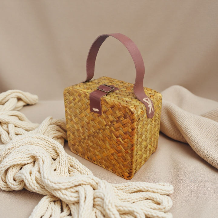 Women's handwoven basket with leather handle Bowlift