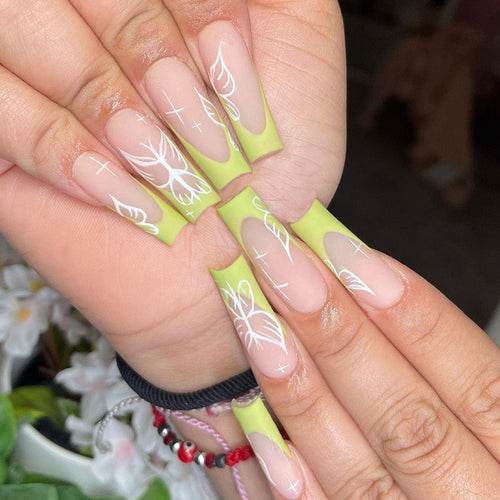 Artificial nail art in floral design Bowlift