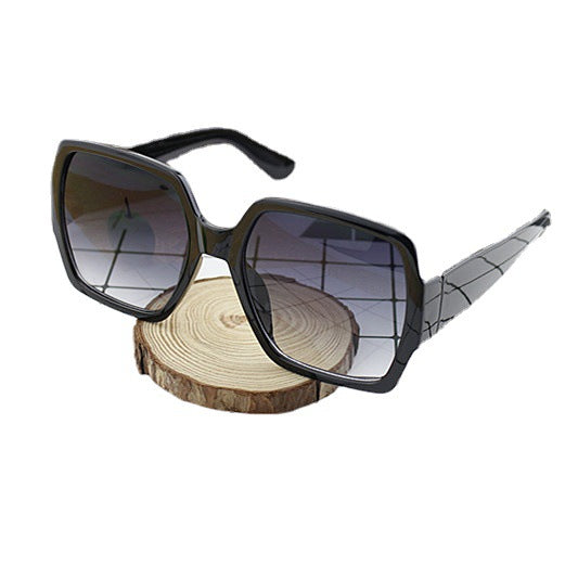 Ladies extravagant square sunglasses with unique design Bowlift