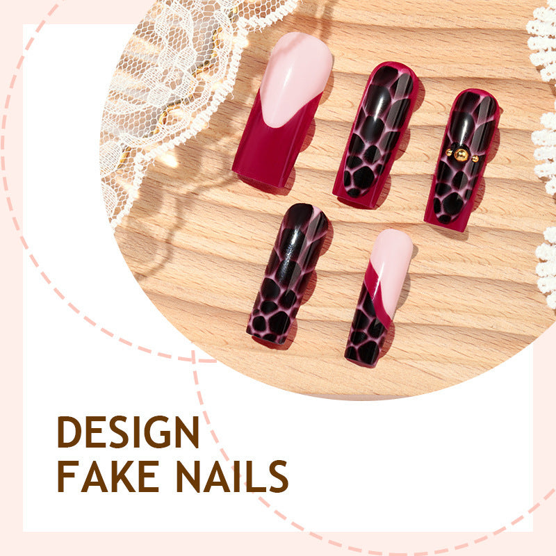 Nail set with stylish marbled designs and delicate accents Bowlift