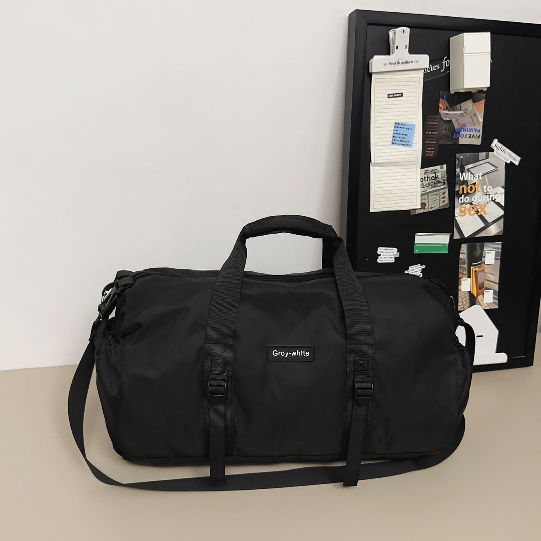 Sporty travel bag with adjustable shoulder strap and sturdy carrying handle Bowlift
