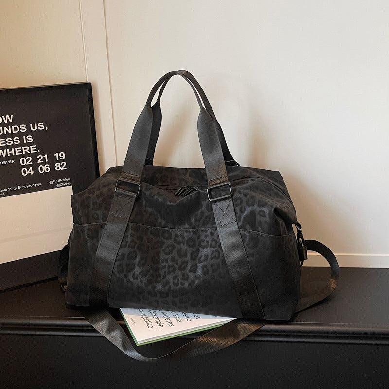 Sporty travel bag with structured upper material Bowlift