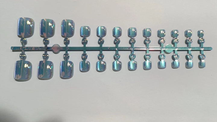 Artistic Press-On Nail Set with Iridescent Finish Bowlift