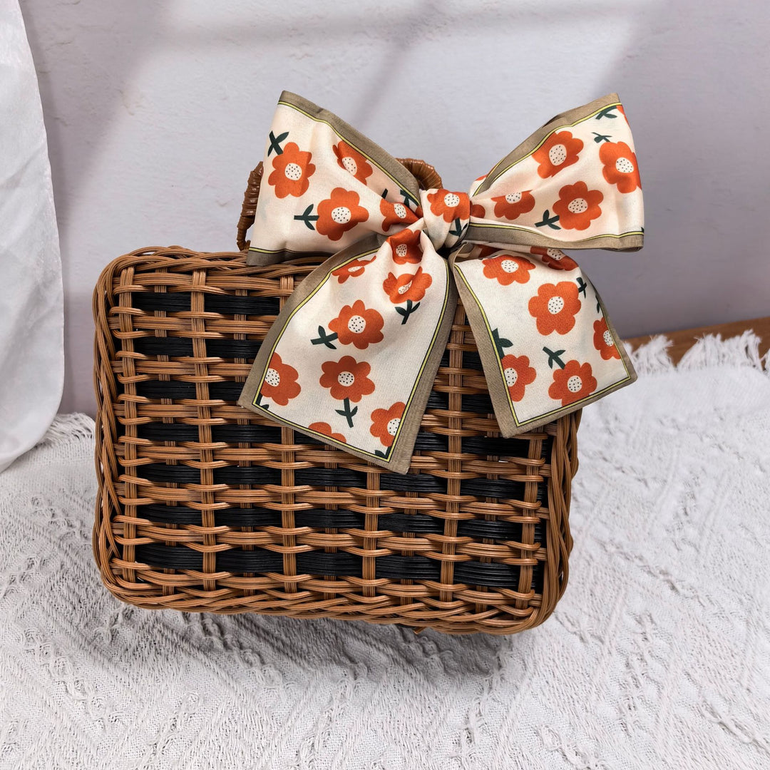 Women elegant handbag made of woven material Bowlift