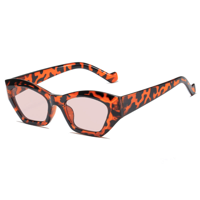 Ladies fashionable sunglasses in extravagant leopard pattern Bowlift