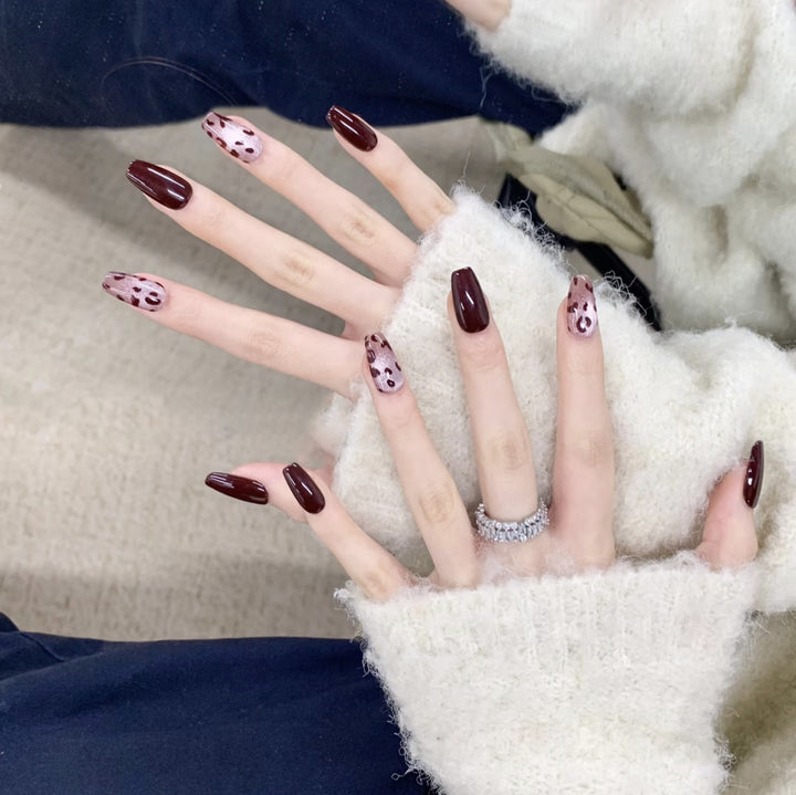 Artificial nails with modern swirl design Bowlift