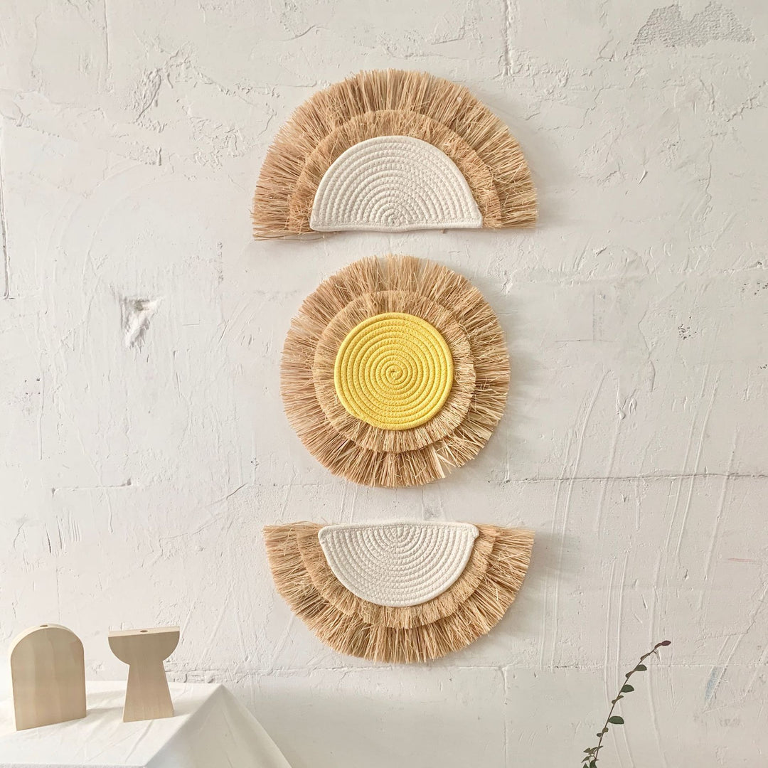 Decorative wall decoration with synthetic fiber and wooden beads Bowlift