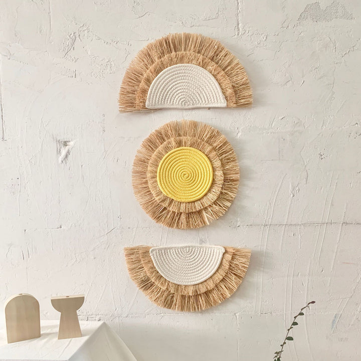 Decorative wall decoration with synthetic fiber and wooden beads Bowlift