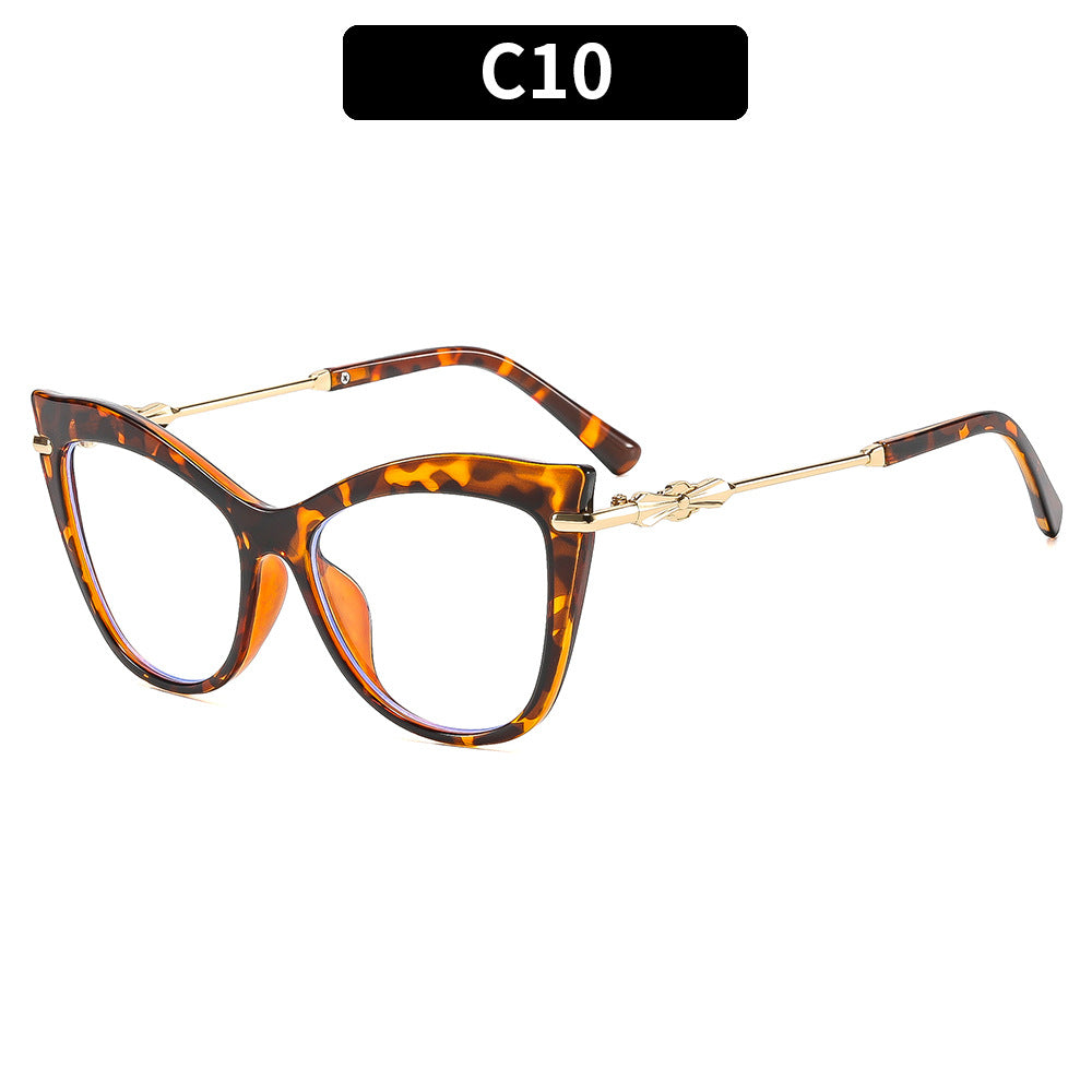 Elegant Cat-Eye Sunglasses with Luxe Gold Accents