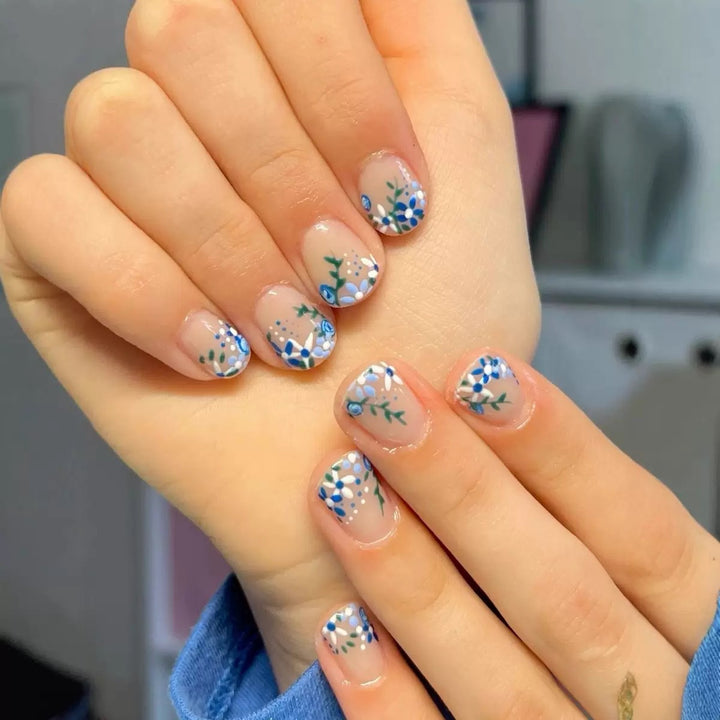 Artificial nail set with elegant floral decorations Bowlift