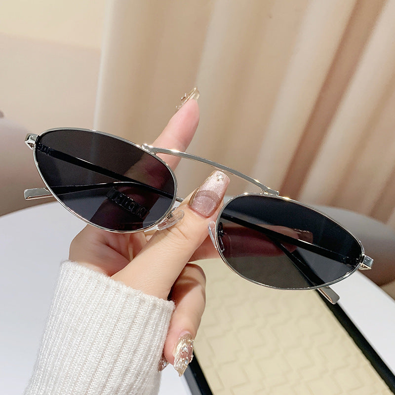 Ladies fashionable sunglasses in elegant oval design Bowlift