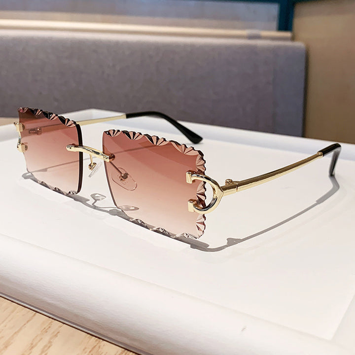 Ladies fashionable sunglasses with playful frame Bowlift