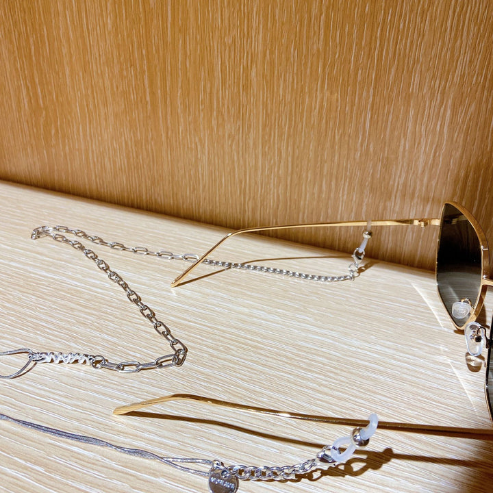 Fashionable sunglasses with luxurious chain strap Bowlift