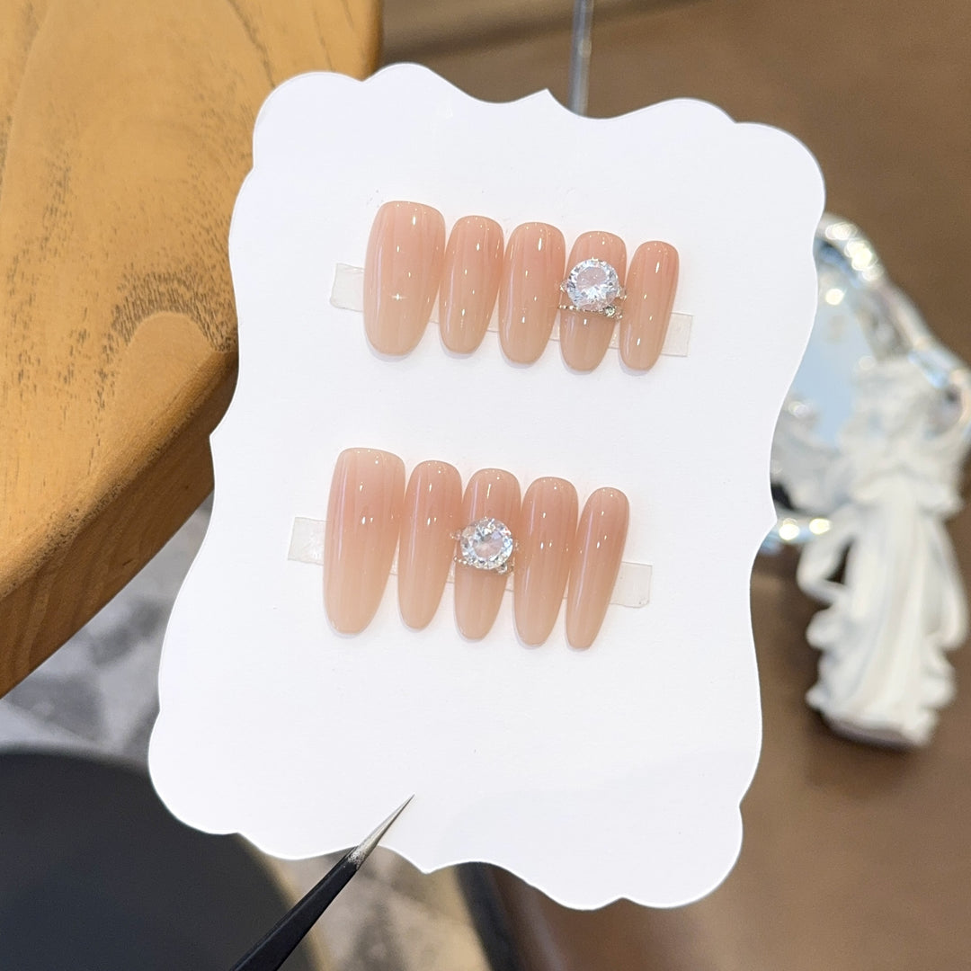 Artificial nails with stylish rhinestone detail Bowlift