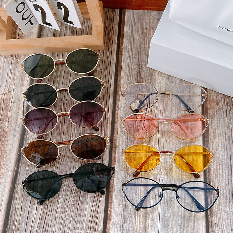 Round Sunglasses with Golden Accents Bowlift