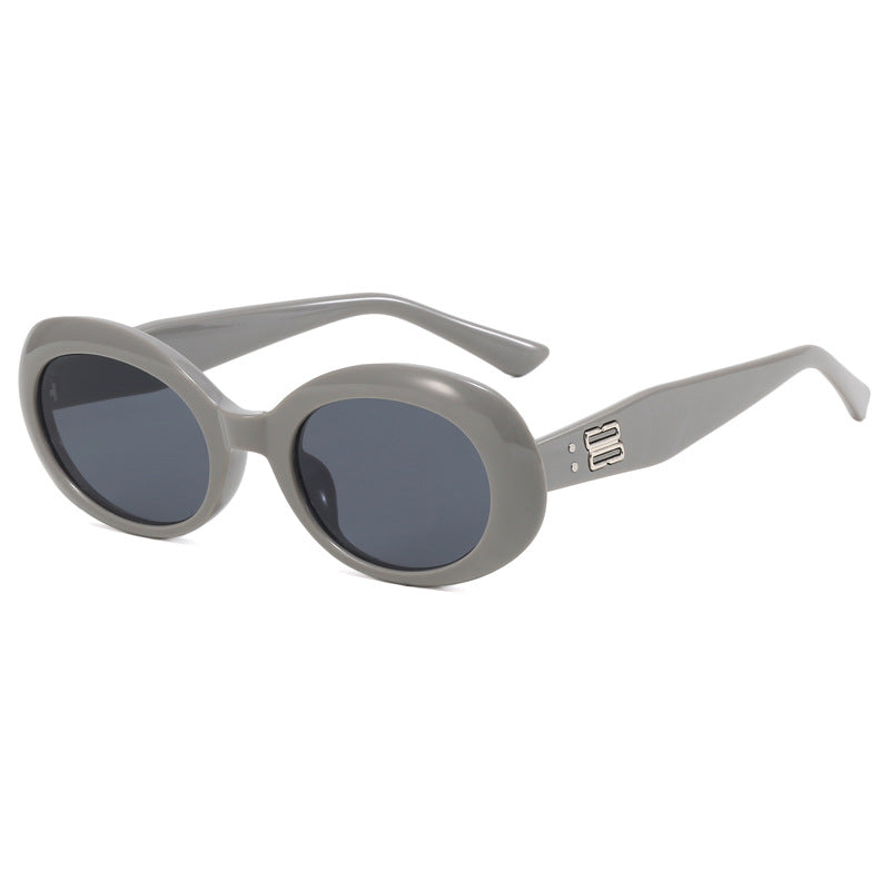 Women Retro-inspired Sunglasses with Wide Frame Bowlift