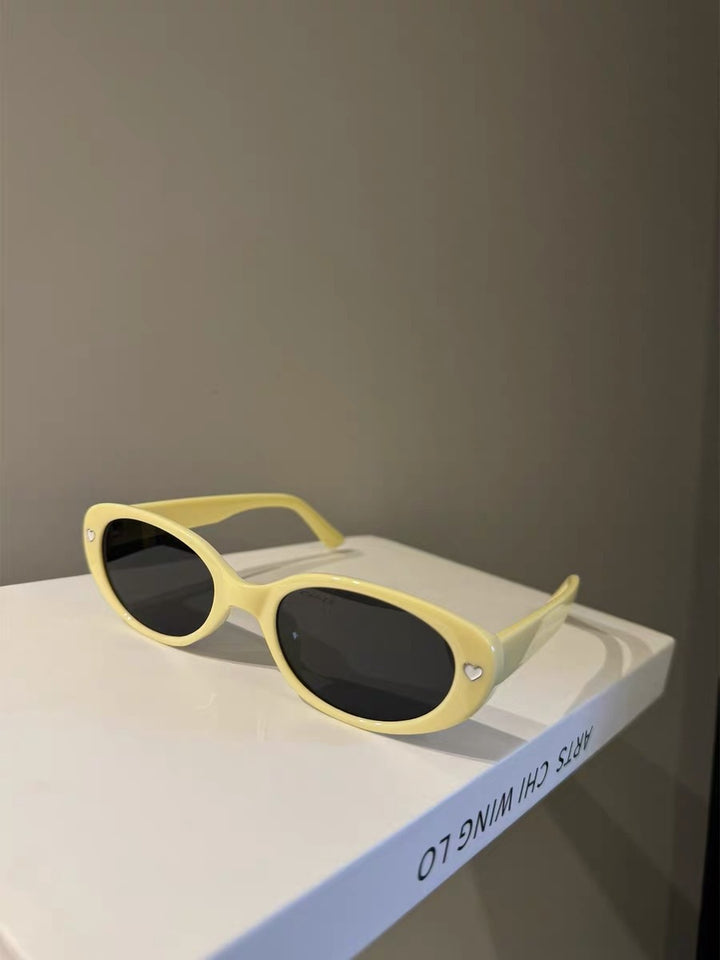 Fashionable Cat-Eye Sunglasses with Hearts Bowlift