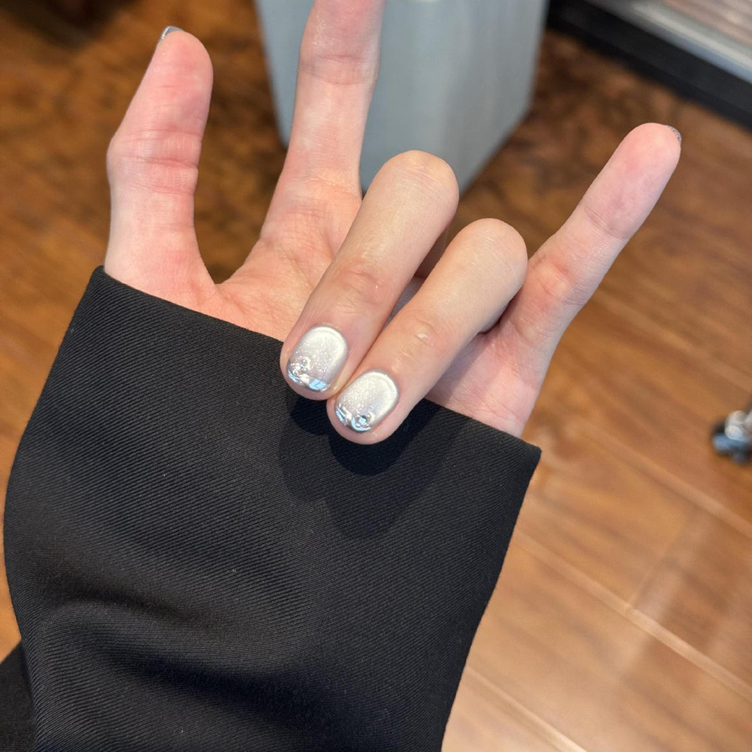 Glamorous artificial nails with radiant metallic finish Bowlift
