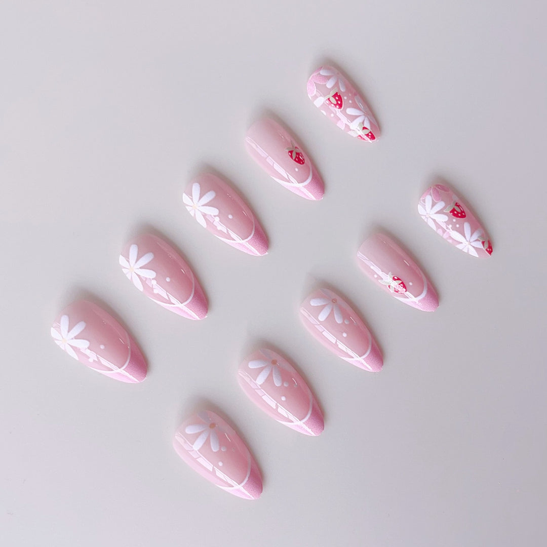 Artificial nail set with playful flower and strawberry motifs Bowlift