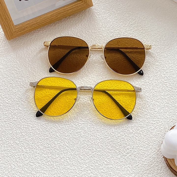 Fashionable sunglasses with round frame and intricate design Bowlift