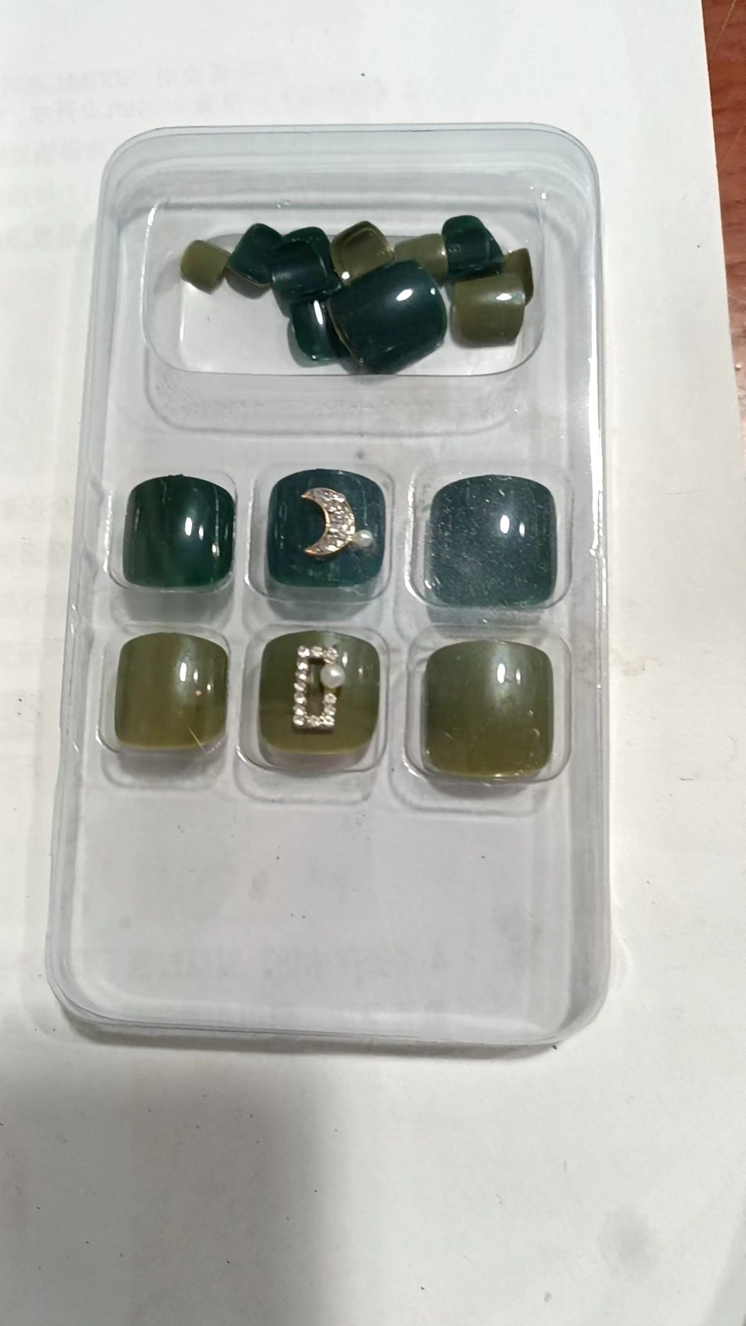 Decorative Press-On Nail Set with Gemstone Accents Bowlift