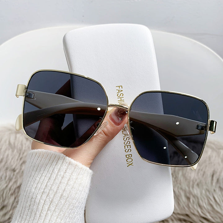 Women stylish square sunglasses with curved frame Bowlift