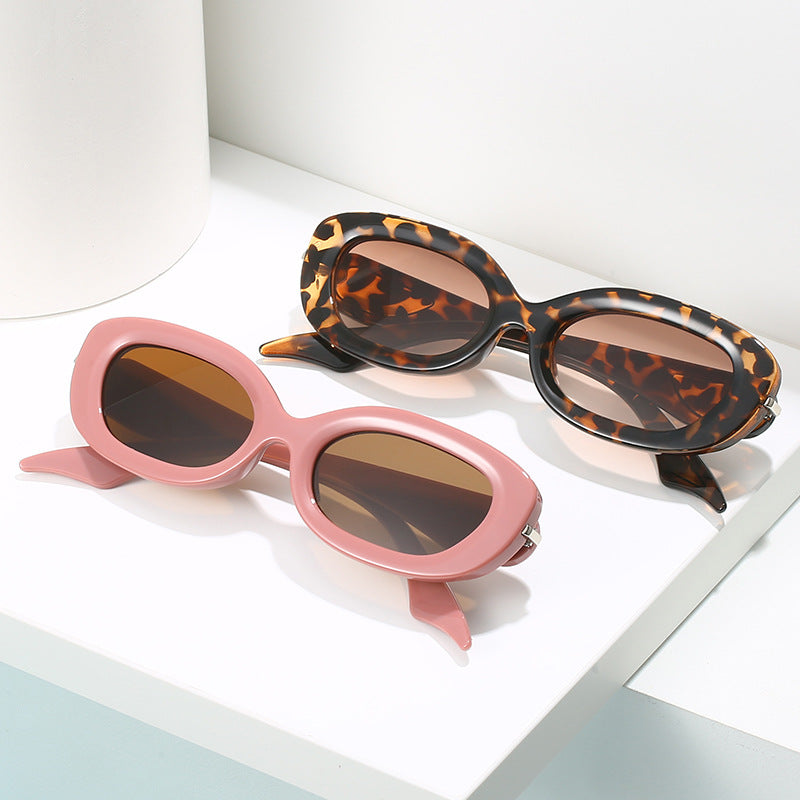 Ladies stylish sunglasses with elegant, curved frame Bowlift