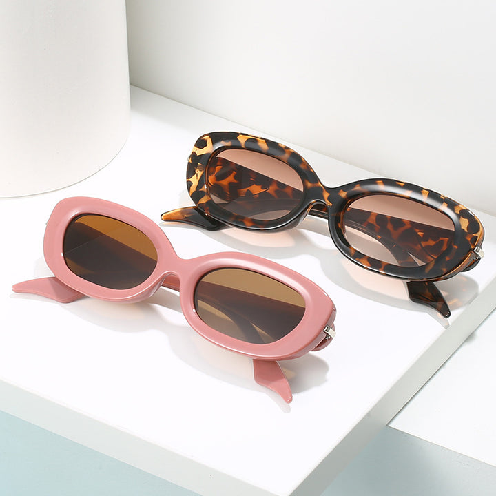 Ladies stylish sunglasses with elegant, curved frame Bowlift