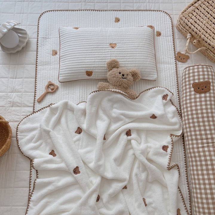 Unisex cuddly blanket with sweet bear motifs Bowlift