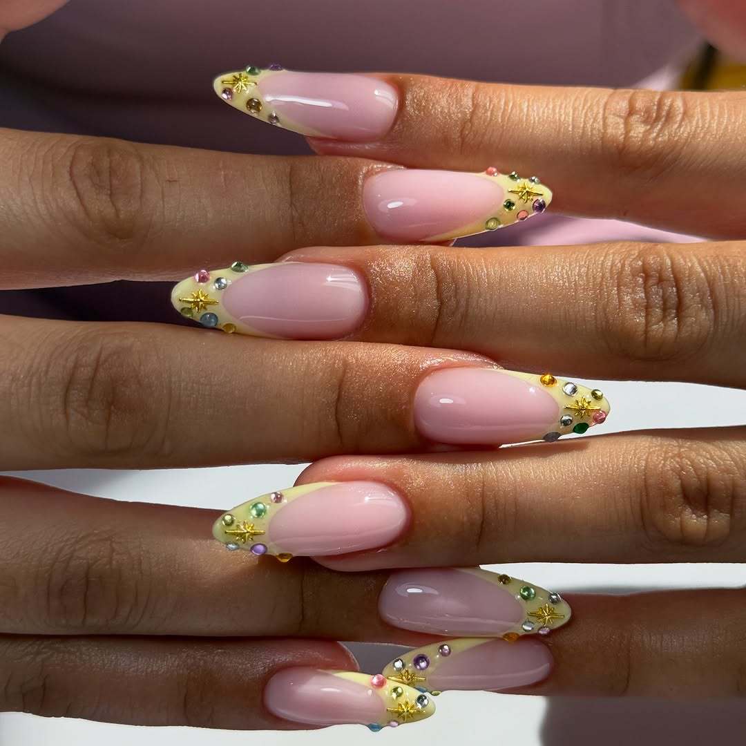 Nail art set with floral 3D decorations and glitter accents Bowlift