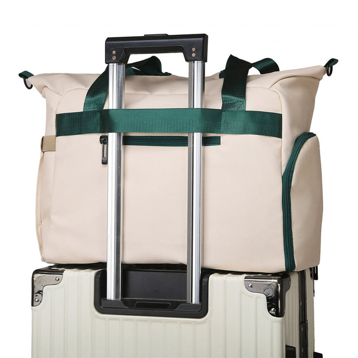 Sports and leisure bag with innovative compartment design Bowlift