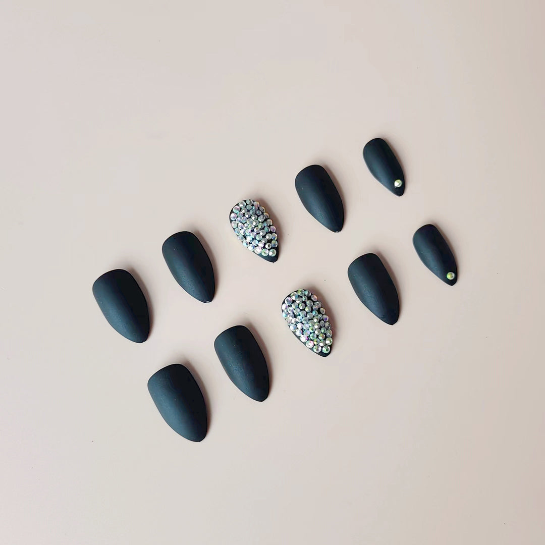 Artificial nail set with matte finish and sparkling accents Bowlift