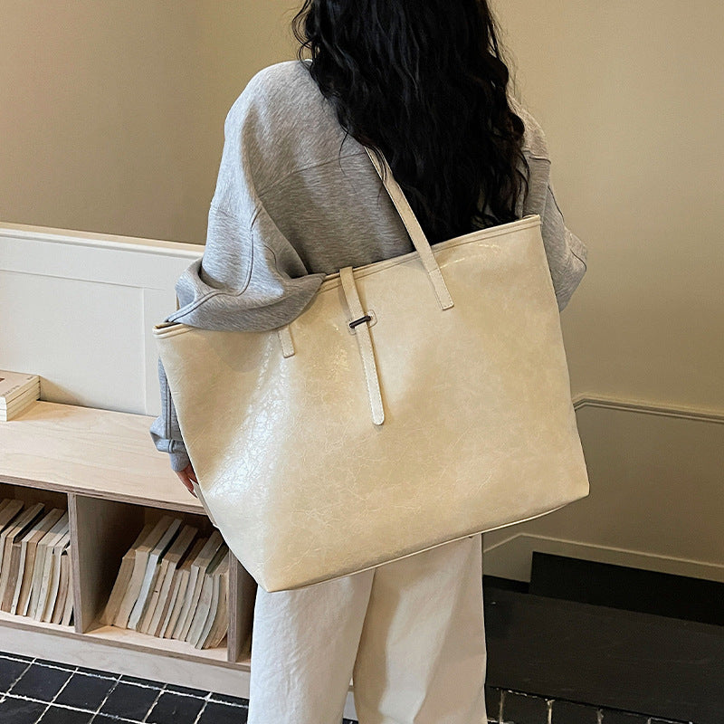 Elegant and Spacious Tote Bag Bowlift