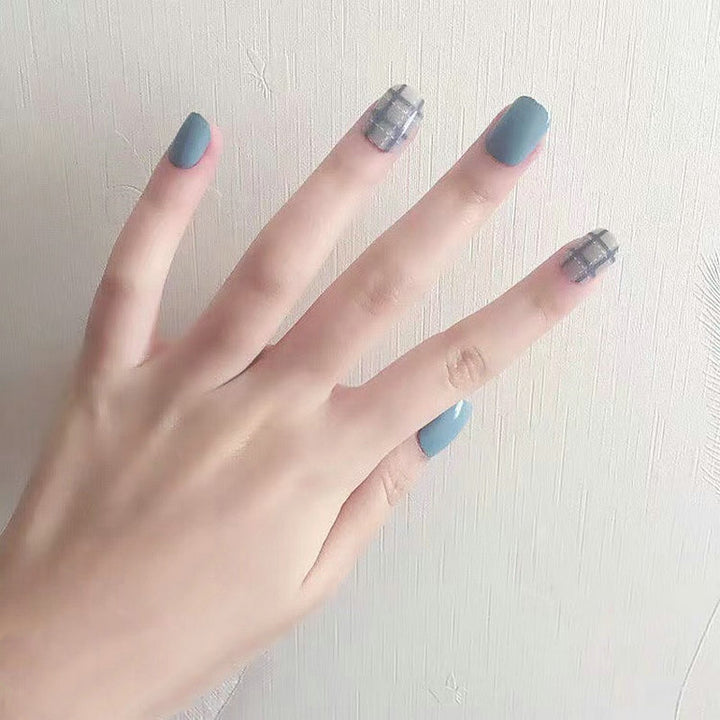 Artificial nails in an elegant plaid pattern Bowlift