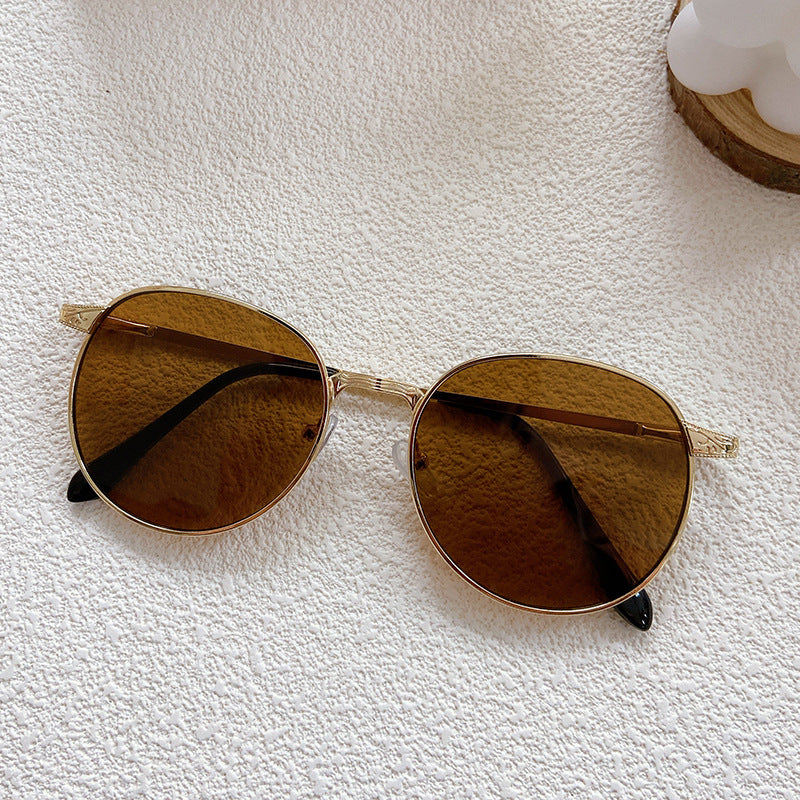 Fashionable sunglasses with round frame and intricate design Bowlift