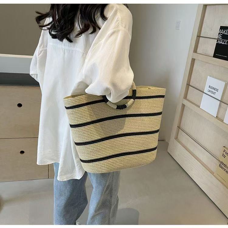 Elegant and Spacious Beach Bag Bowlift