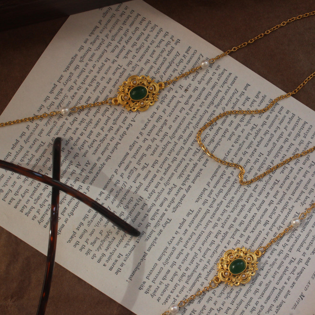 Elegant jewelry display chain with pearls and green stone decoration Bowlift