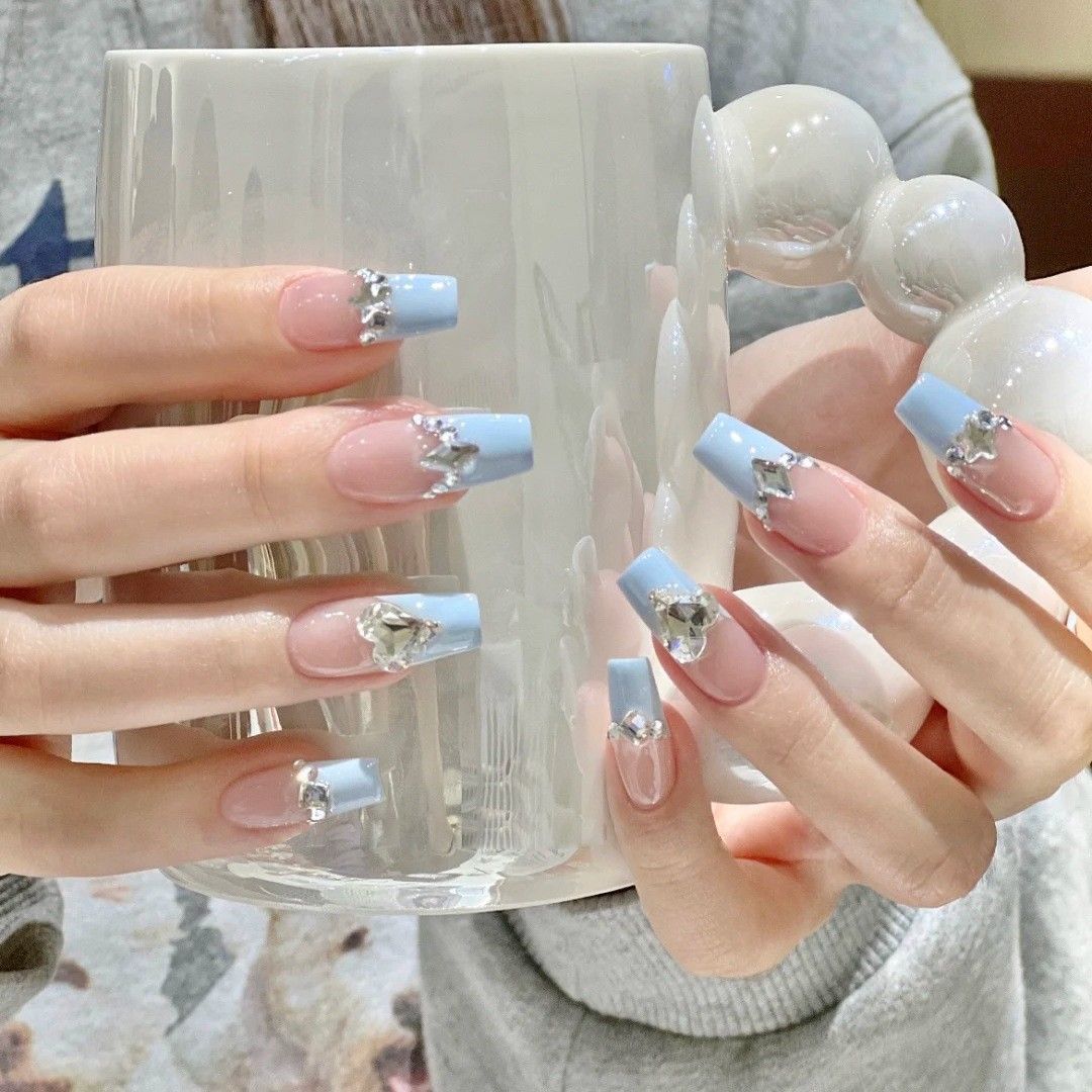 Elegant Rhinestone-Embellished Nail Art Bowlift