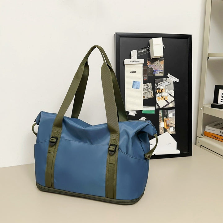 Sporty shoulder bag with water-repellent material and sturdy carrying handles Bowlift